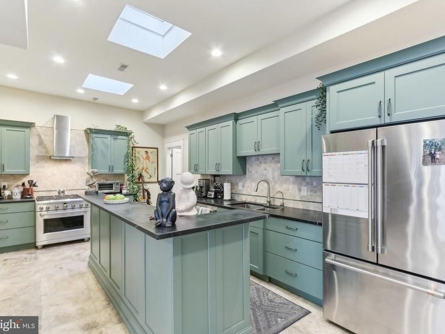 135 E Allen Street, Philadelphia, PA 19125 Main Photo