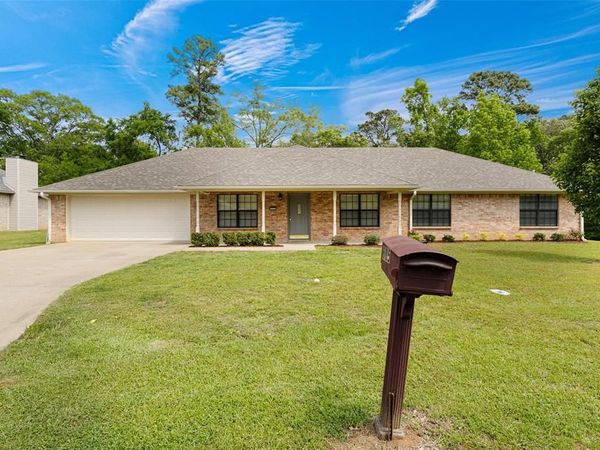 605 Briarwood Drive, Gladewater, TX 75647