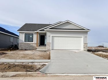10611 S 76th Street, Lincoln, NE 68516