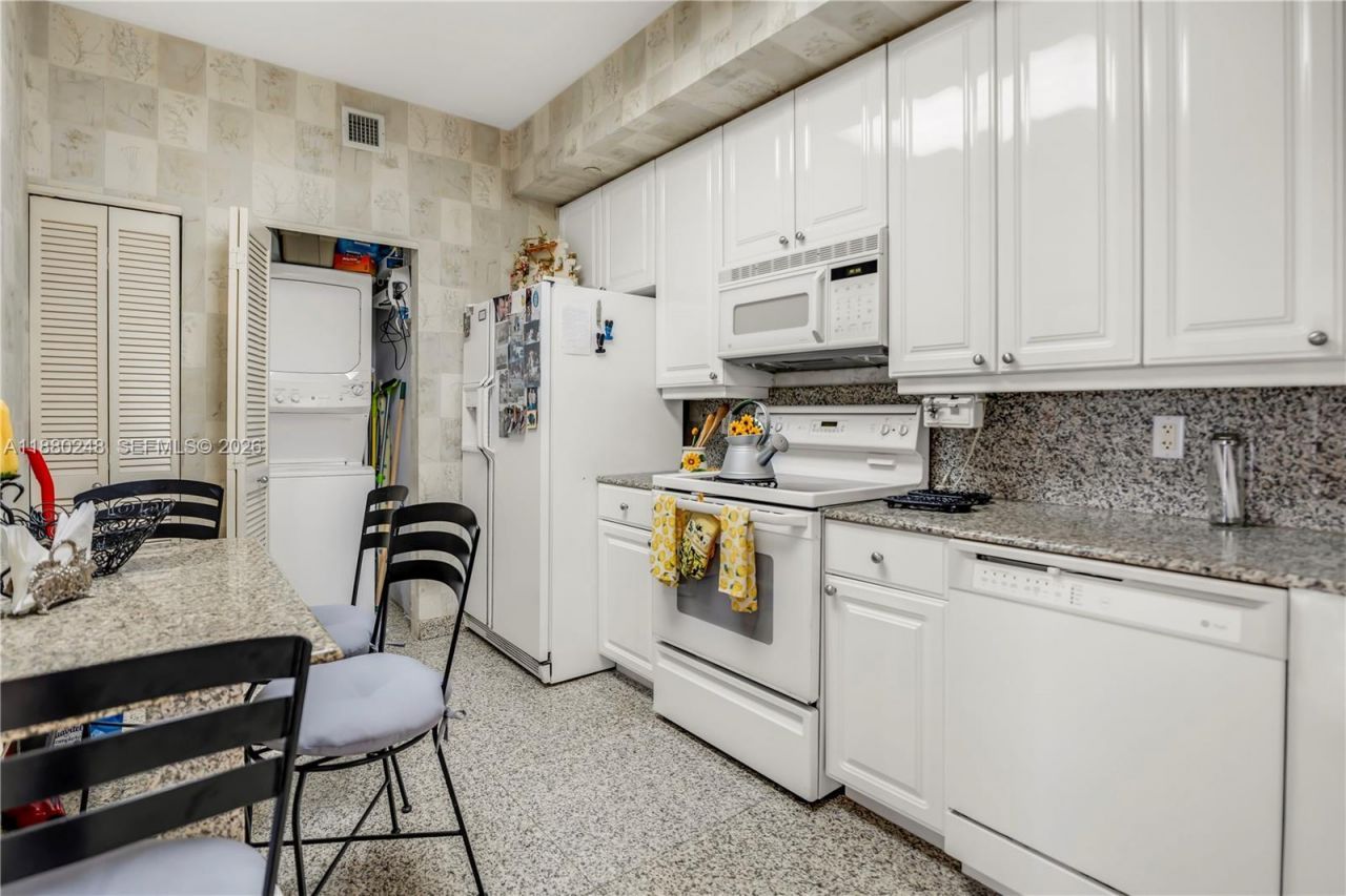 888 Brickell Key Dr, Unit 1807, Miami, FL 33131 Photo