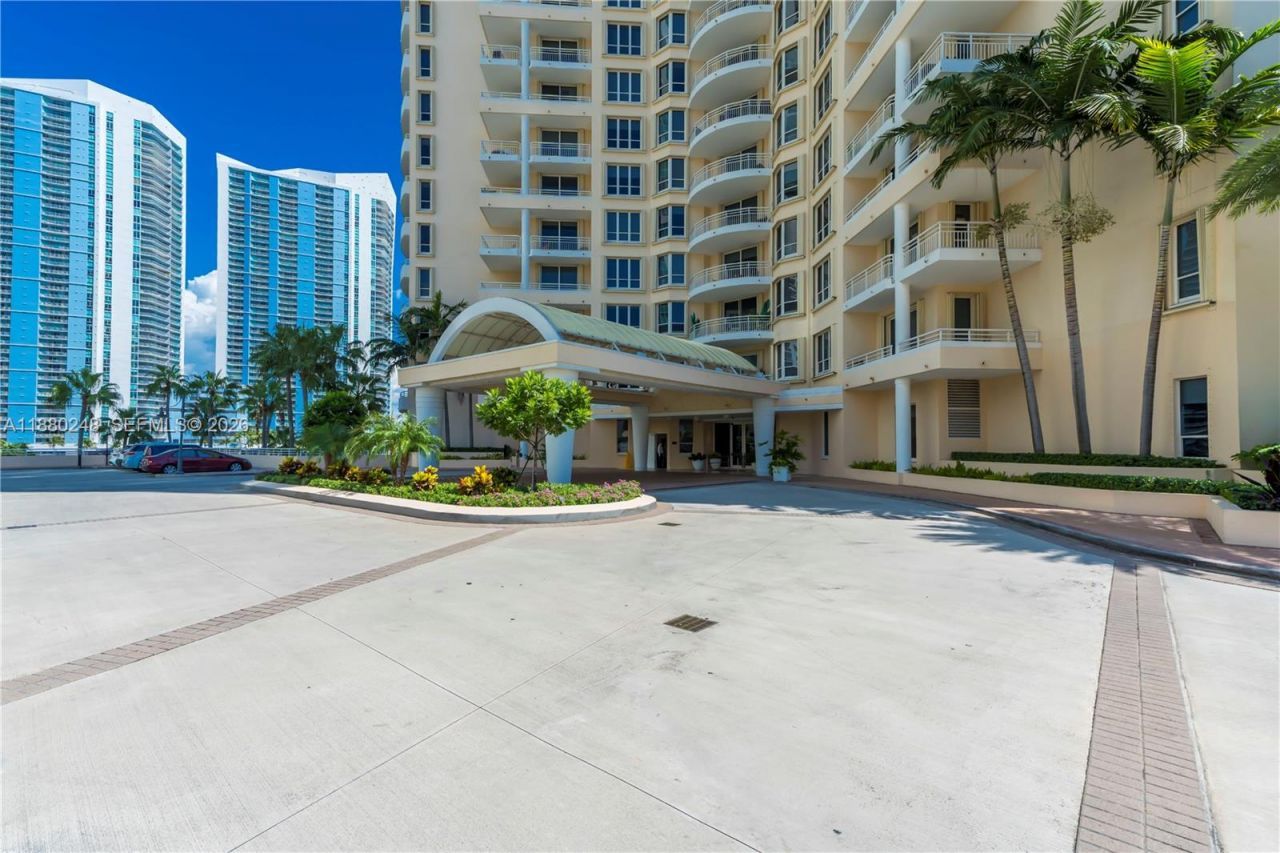 888 Brickell Key Dr, Unit 1807, Miami, FL 33131 Photo