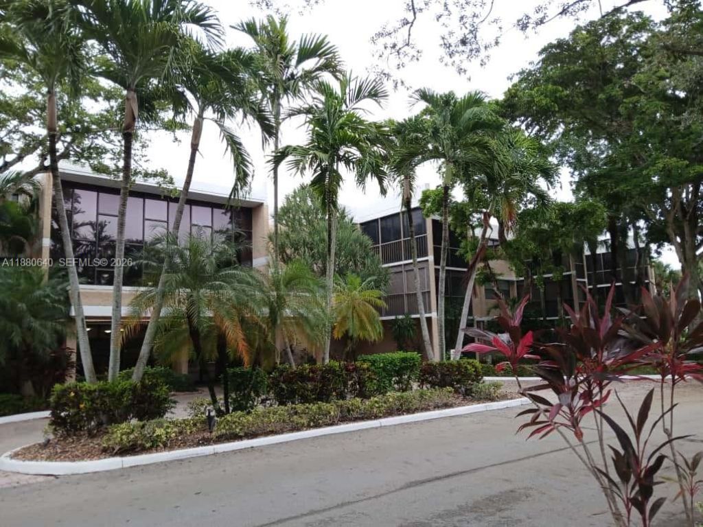 16325 Golf Club Rd, Unit 102, Weston, FL 33326 Photo