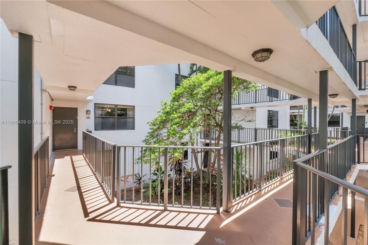 3440 NE 192nd St, Unit 2D-A, Aventura, FL 33180 Photo