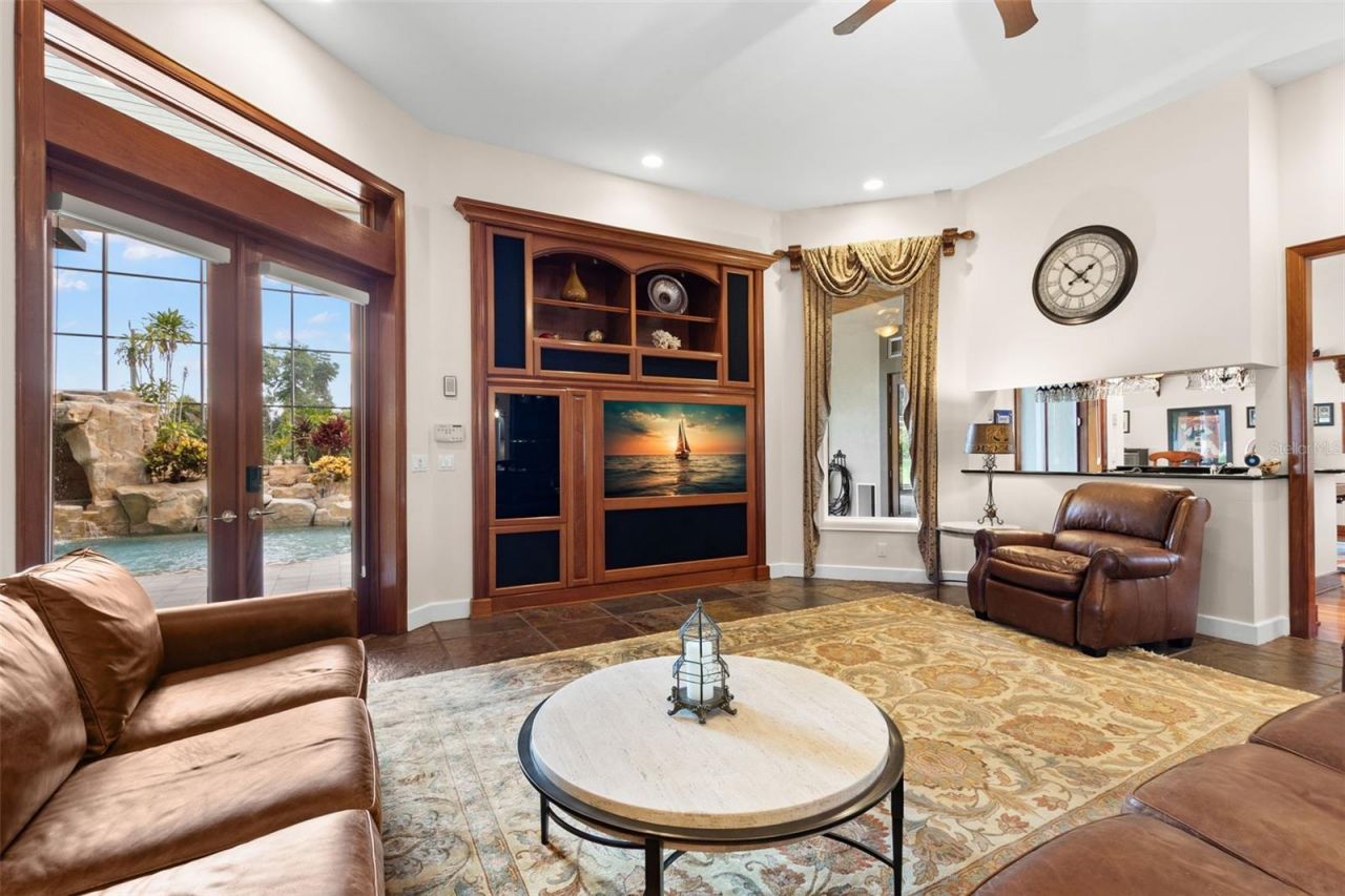 211 Rue Des Chateaux, Tarpon Springs, FL 34688 Photo