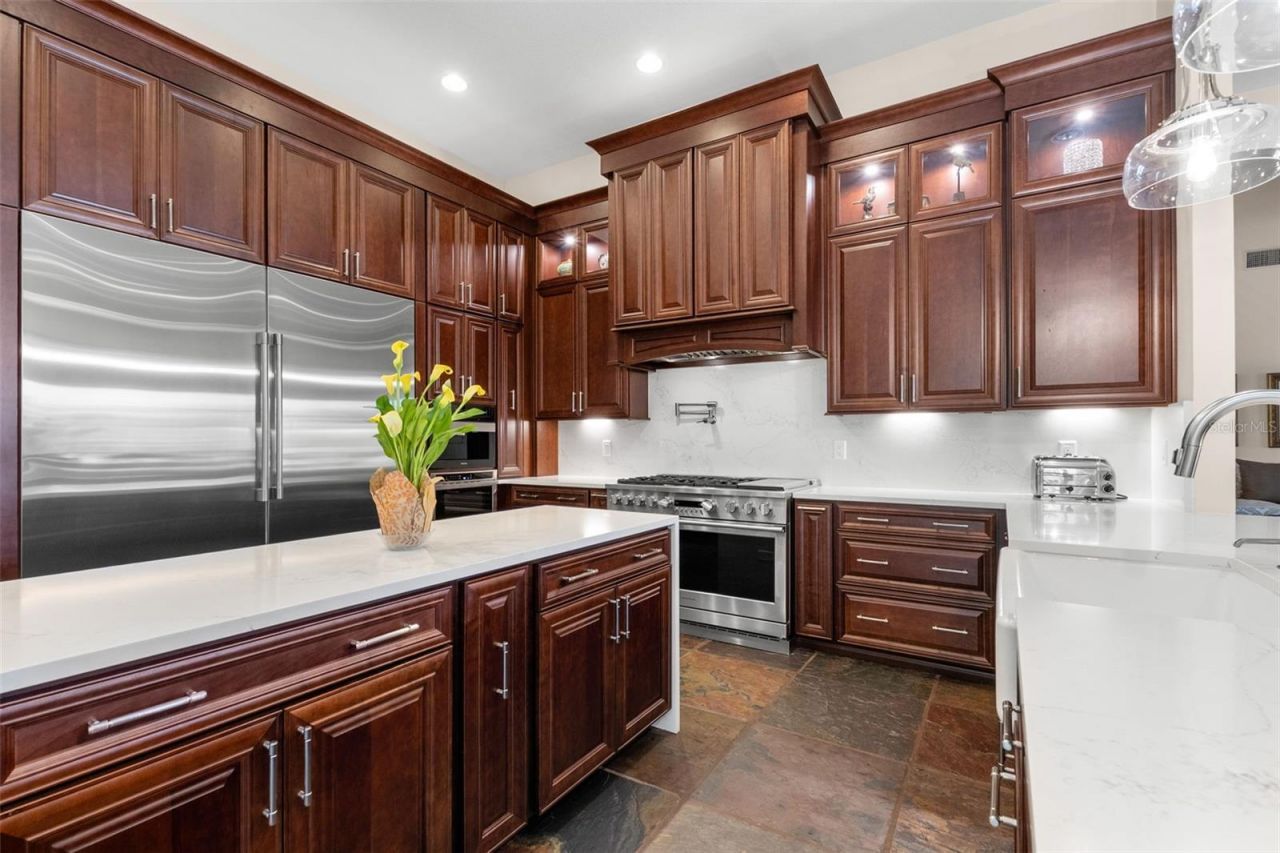 211 Rue Des Chateaux, Tarpon Springs, FL 34688 Photo