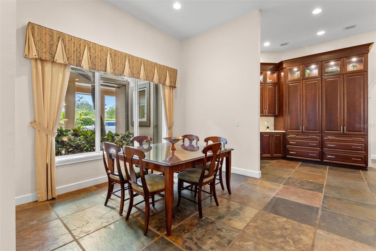 211 Rue Des Chateaux, Tarpon Springs, FL 34688 Photo