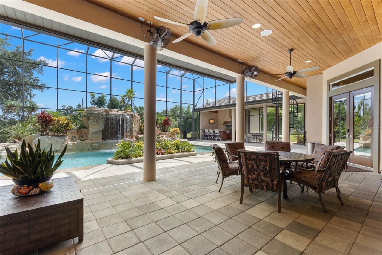 211 Rue Des Chateaux, Tarpon Springs, FL 34688 Photo