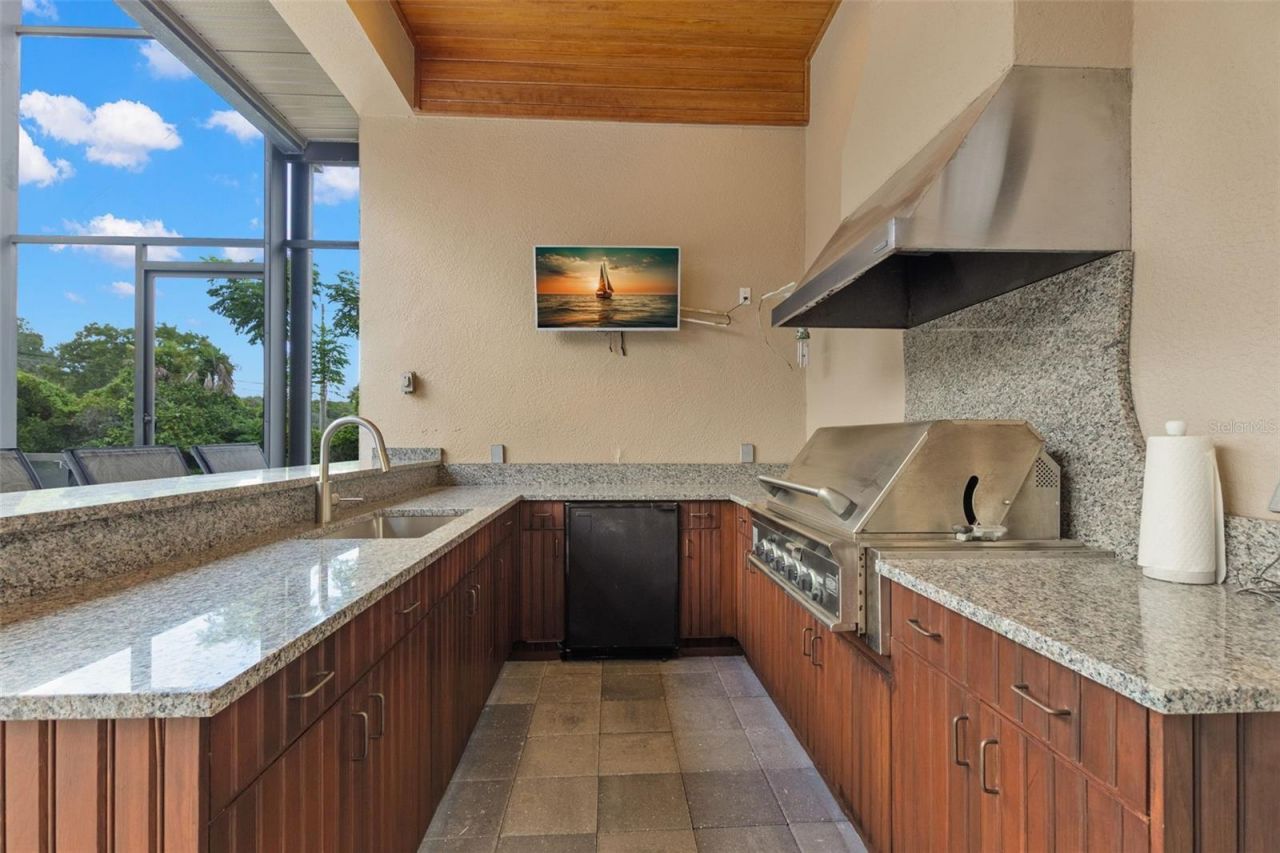 211 Rue Des Chateaux, Tarpon Springs, FL 34688 Photo