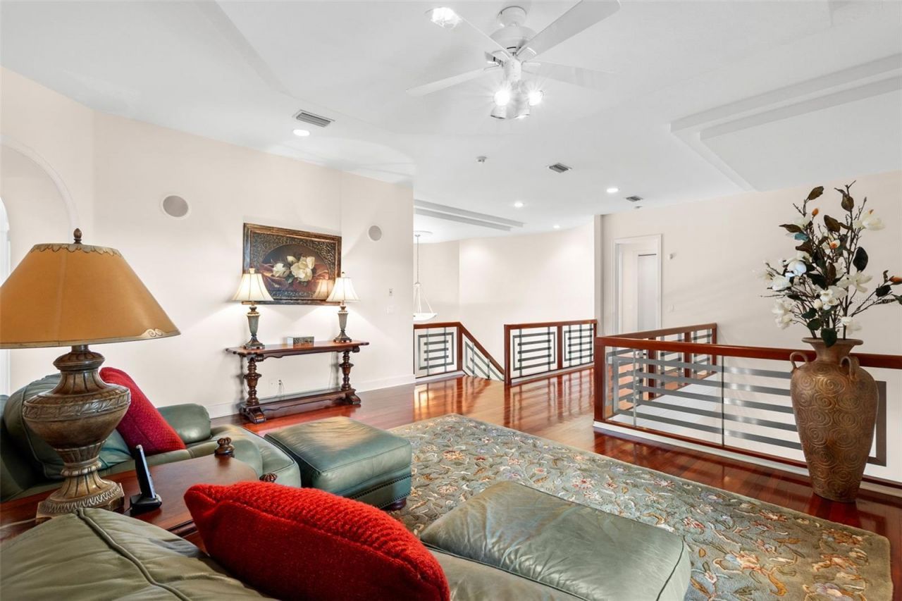 211 Rue Des Chateaux, Tarpon Springs, FL 34688 Photo