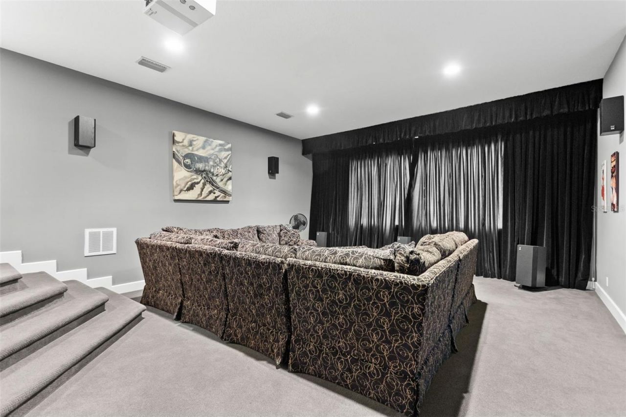 211 Rue Des Chateaux, Tarpon Springs, FL 34688 Photo