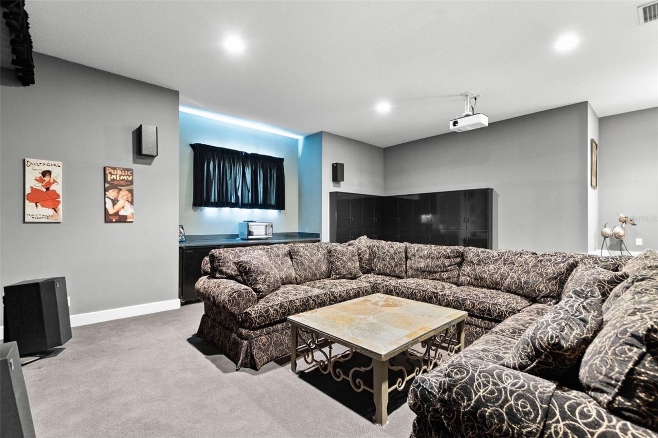 211 Rue Des Chateaux, Tarpon Springs, FL 34688 Photo