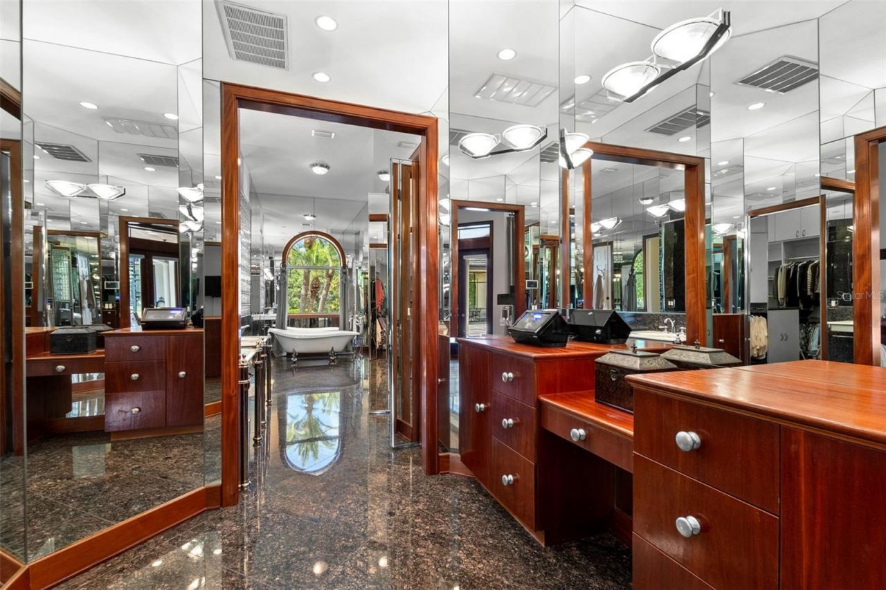 211 Rue Des Chateaux, Tarpon Springs, FL 34688 Photo