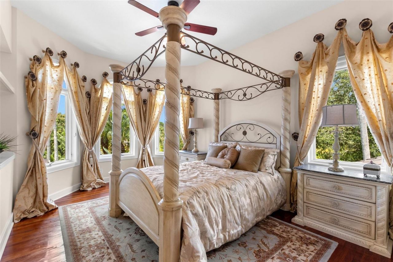 211 Rue Des Chateaux, Tarpon Springs, FL 34688 Photo