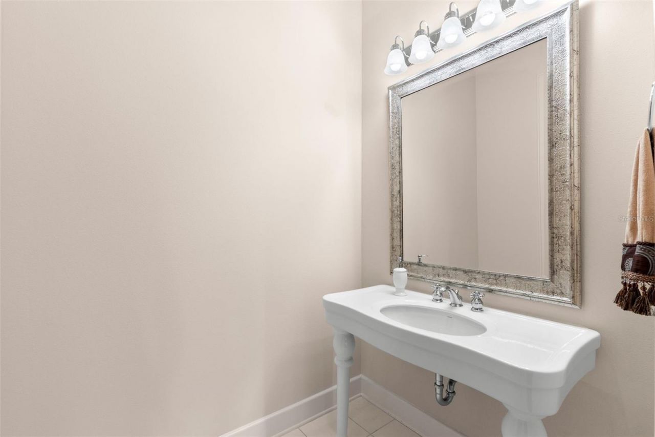 211 Rue Des Chateaux, Tarpon Springs, FL 34688 Photo