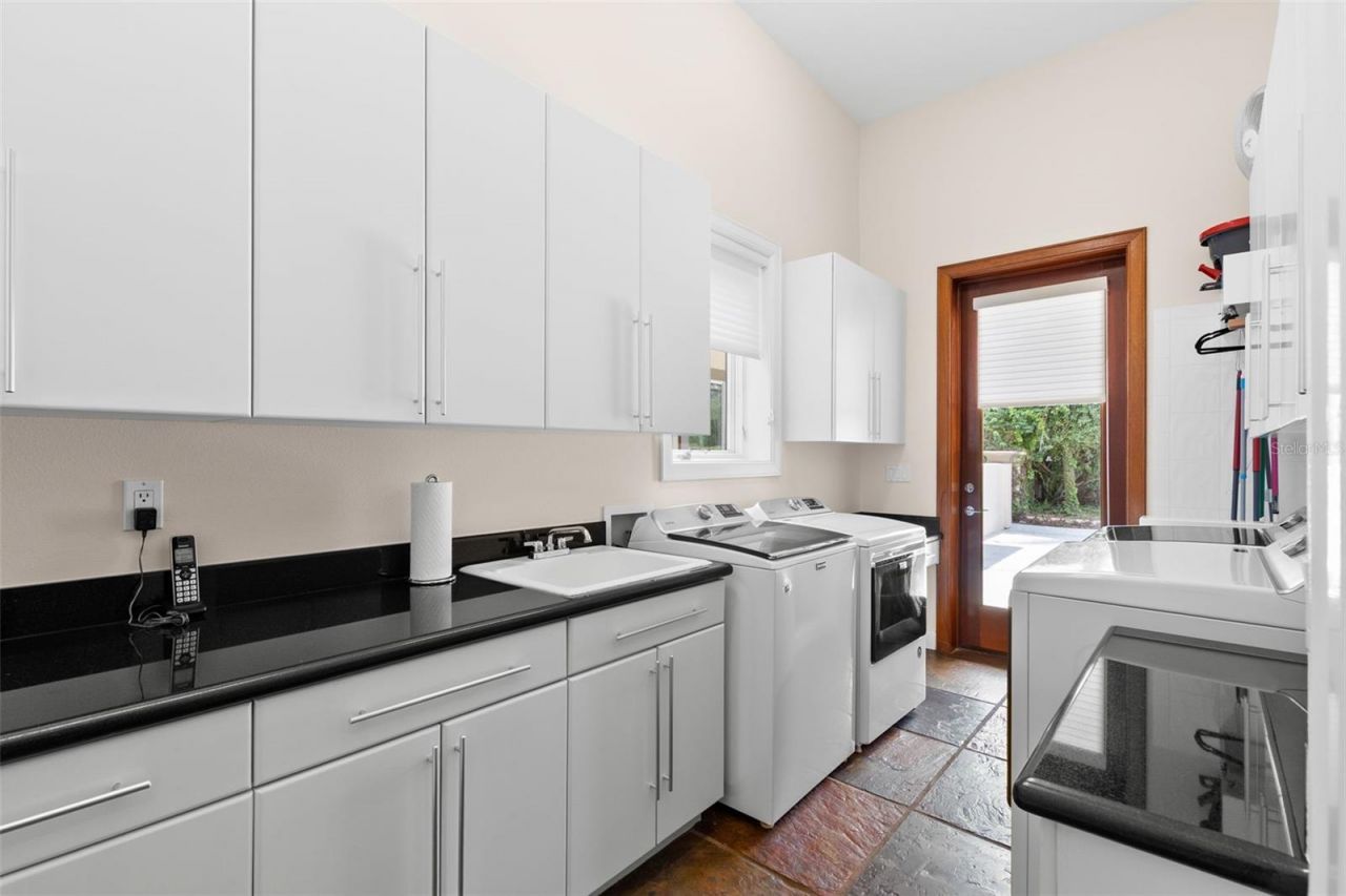 211 Rue Des Chateaux, Tarpon Springs, FL 34688 Photo