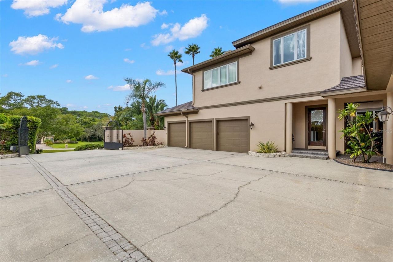 211 Rue Des Chateaux, Tarpon Springs, FL 34688 Photo