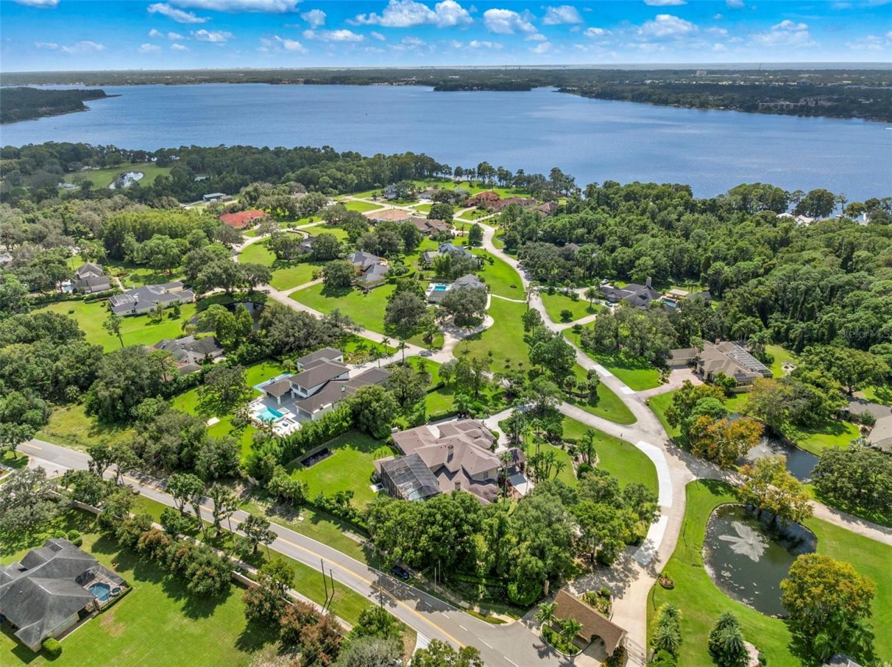 211 Rue Des Chateaux, Tarpon Springs, FL 34688 Photo