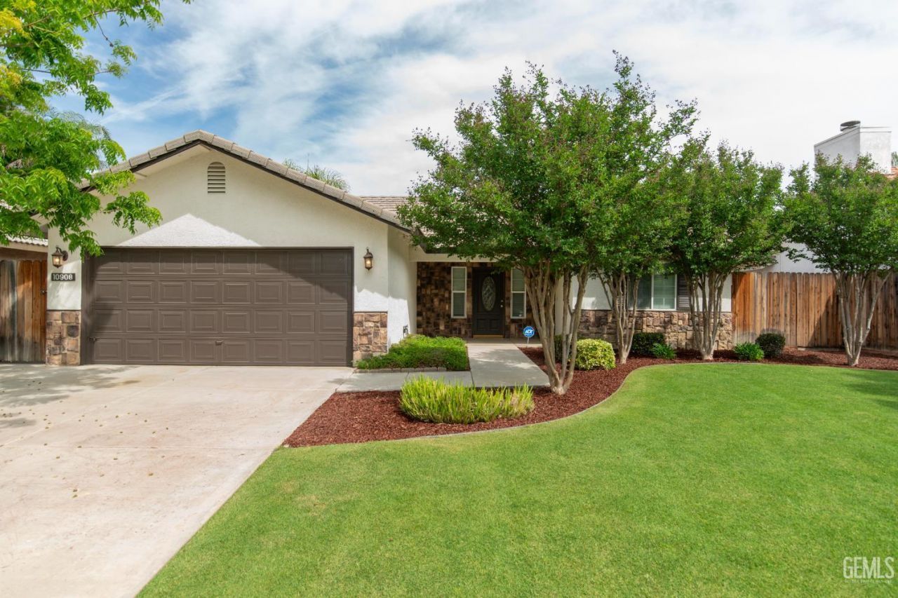 10908 Royal Ascot Avenue, Bakersfield, CA 93312 Main Photo