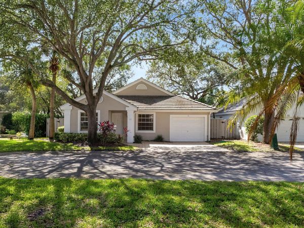 15 Admirals Court, Palm Beach Gardens, FL 33418
