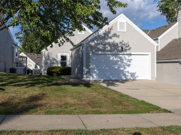 9621 N Locust Drive, Kansas City, MO 64155