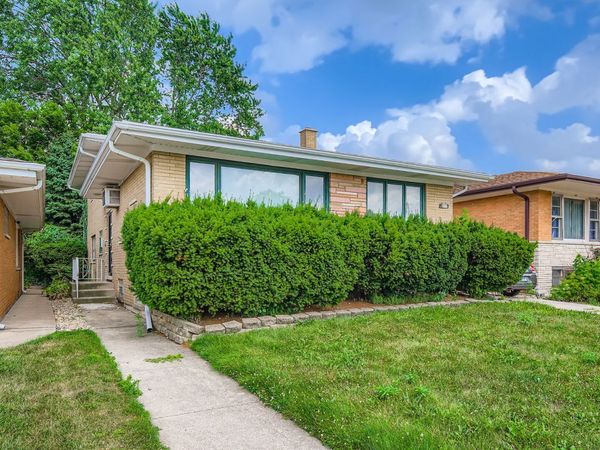 9045 S Sacramento Avenue, Evergreen Park, IL 60805