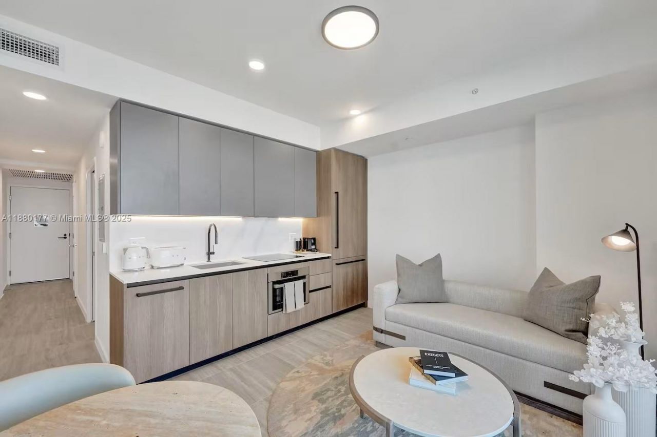 580 72nd Street, Unit 1713, Miami Beach, FL 33141 Photo