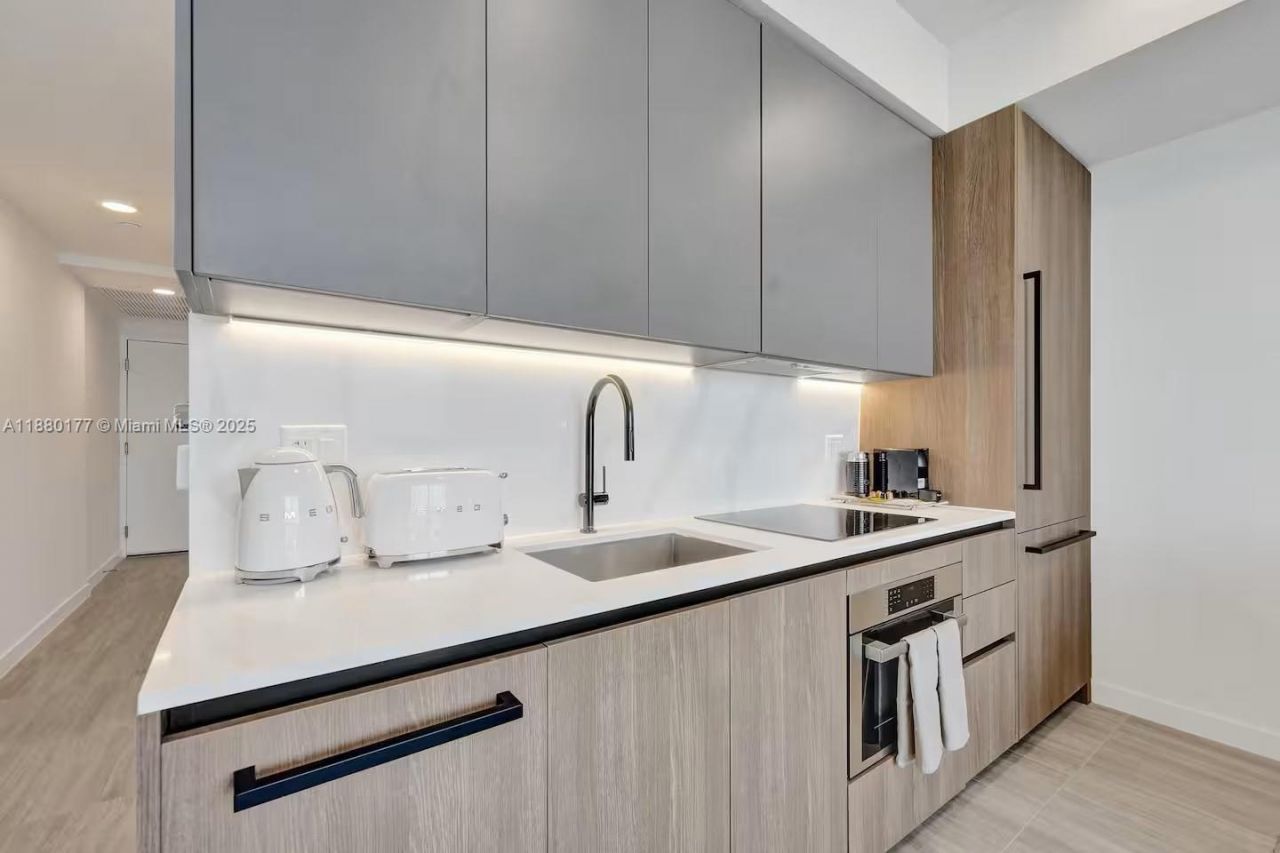 580 72nd Street, Unit 1713, Miami Beach, FL 33141 Photo