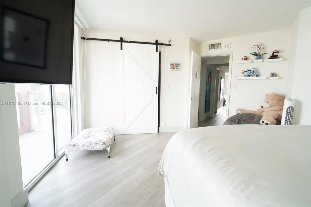 6767 Collins Ave, Unit 401, Miami Beach, FL 33141 Photo