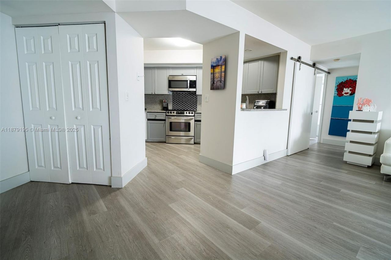 6767 Collins Ave, Unit 401, Miami Beach, FL 33141 Photo