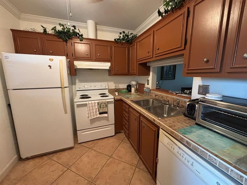 5000 NW 36th Street, Unit 606, Lauderdale Lakes, FL 33319 Photo