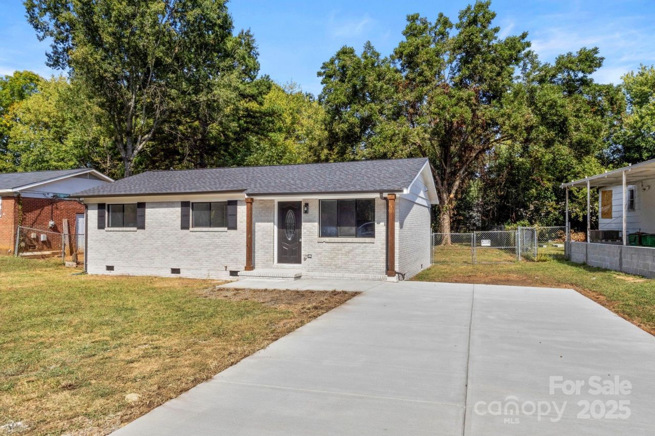 9235 Edgevale Drive, Charlotte, NC 28216 Main Photo