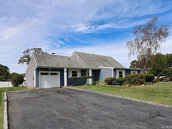 36 Torrey Pine Lane, Medford, NY 11763