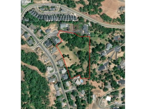 1219 NE JUNKER AVE, Roseburg, OR 97470