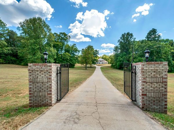 1400 Slaydenwood Rd, Slayden, TN 37165