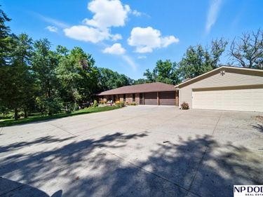 27612 Fontanelle Oaks Circle, Nickerson, NE 68044