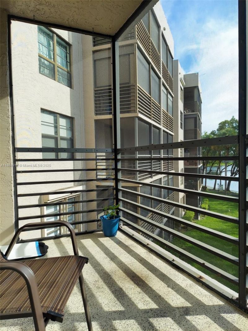 901 Colony Point Cir, Unit 304, Pembroke Pines, FL 33026 Photo