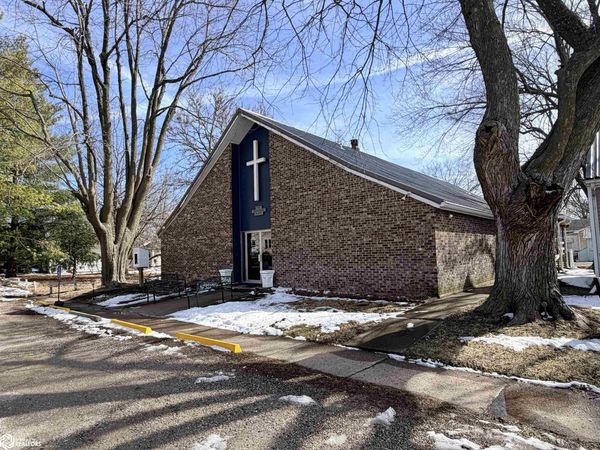 302 W Jefferson Avenue, Fairfield, IA 52556