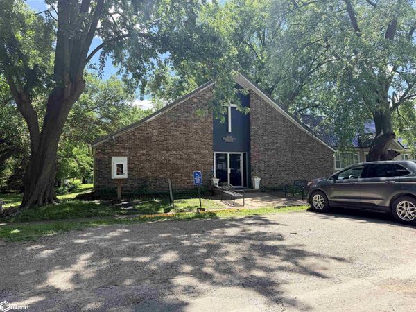 302 W Jefferson Avenue, Fairfield, IA 52556