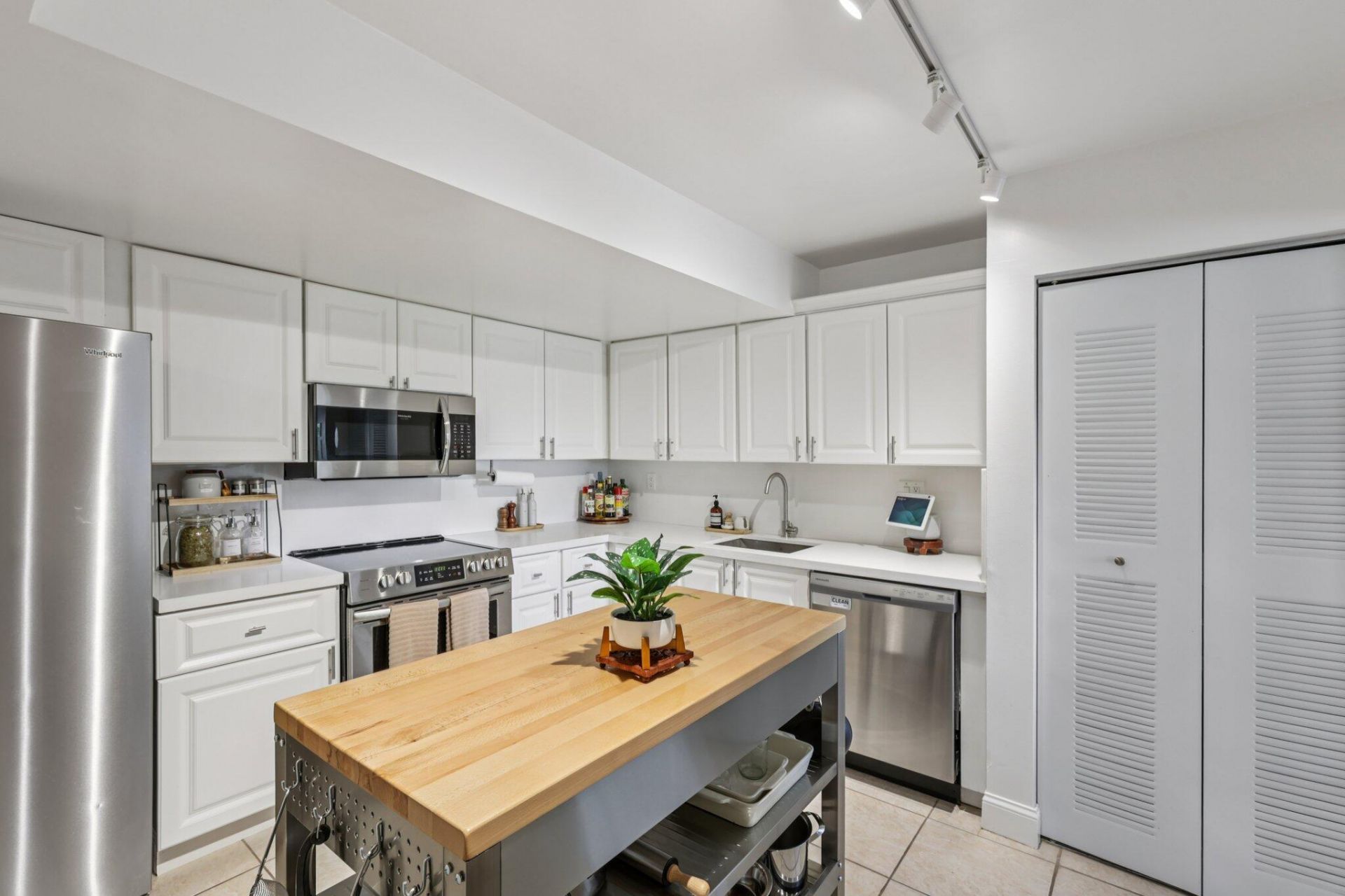 721 N Pine Island, Unit 406, Plantation, FL 33324 Photo