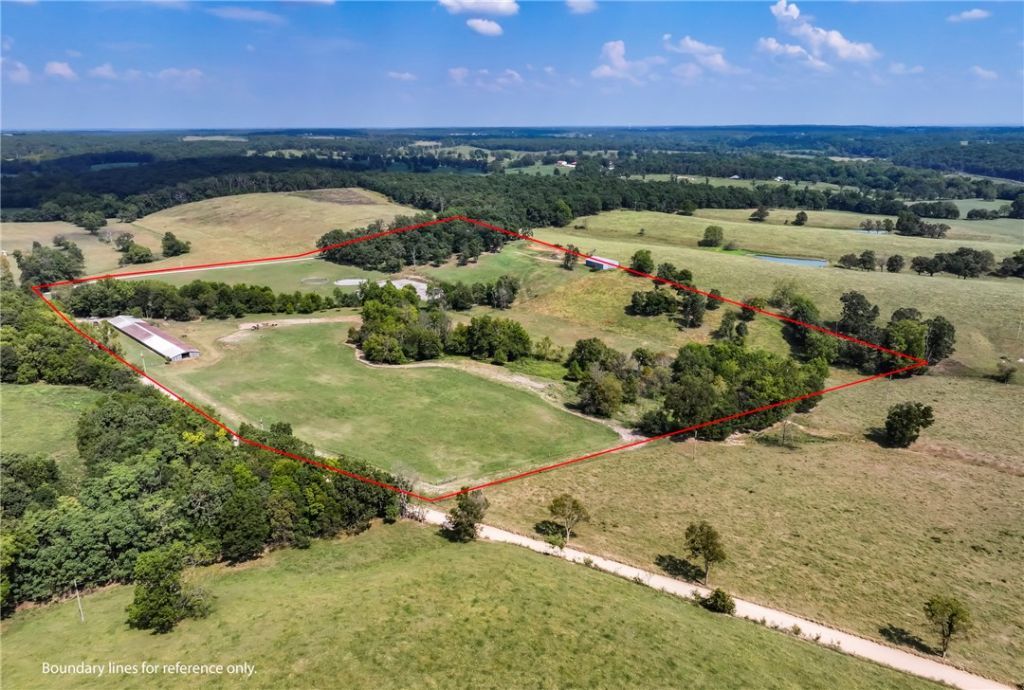 11052 Bredehoeft Road Gentry, AR 72734