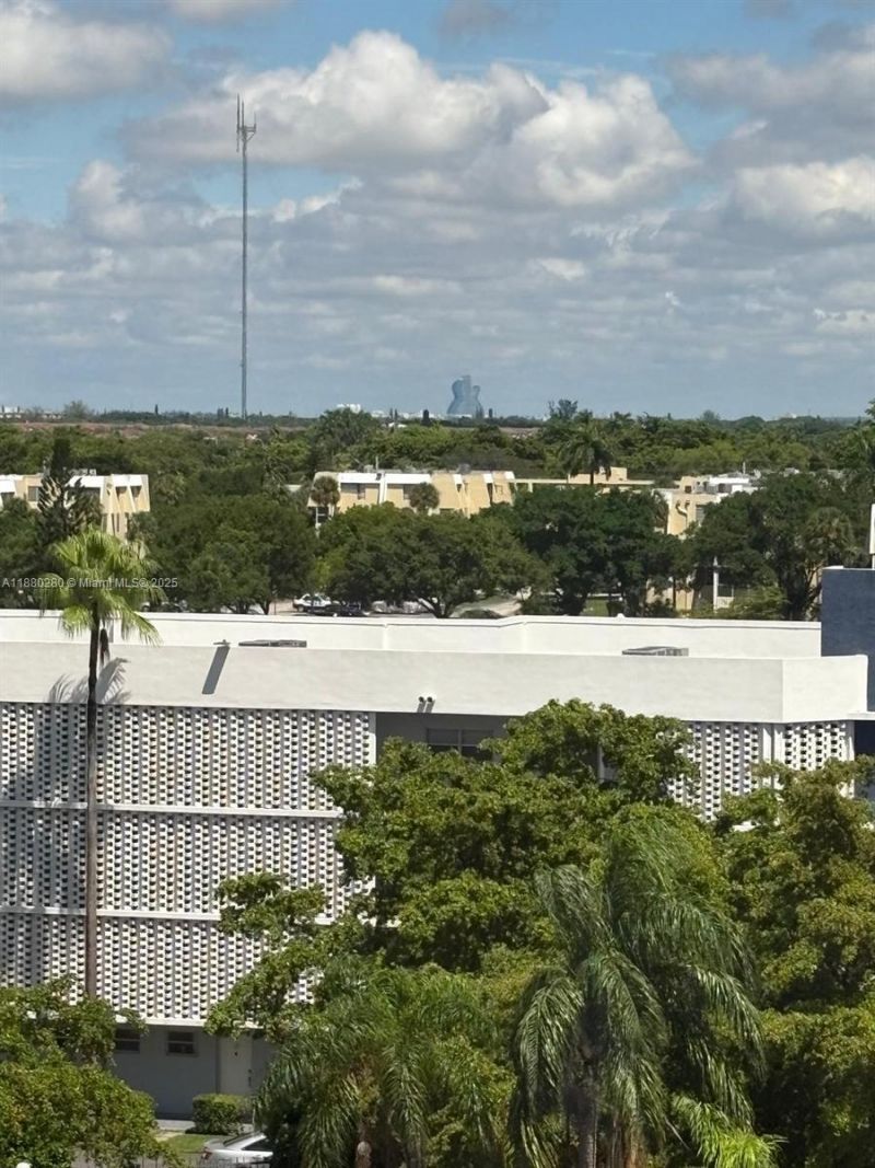 900 NE 195th St, Unit 702, Miami, FL 33179 Photo