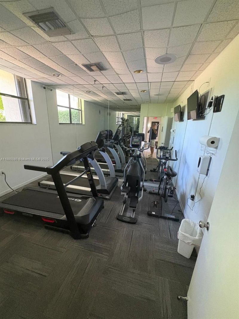 900 NE 195th St, Unit 702, Miami, FL 33179 Photo