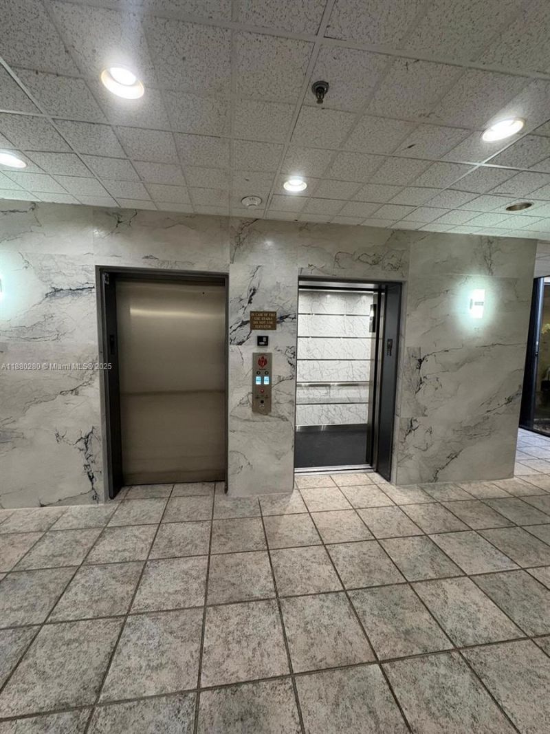 900 NE 195th St, Unit 702, Miami, FL 33179 Photo