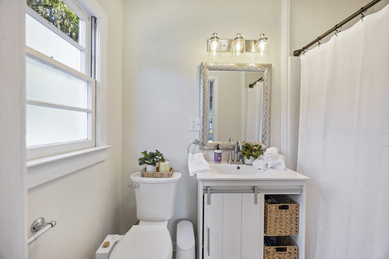 2101 King Street Photo 18