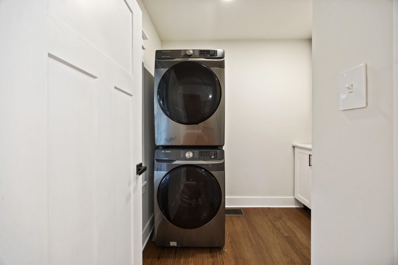 2101 King Street Photo 32