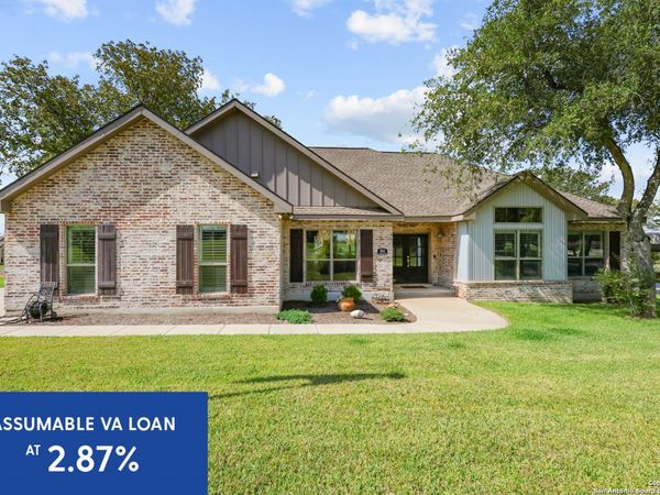 100 W Ashton, Floresville, TX 78114