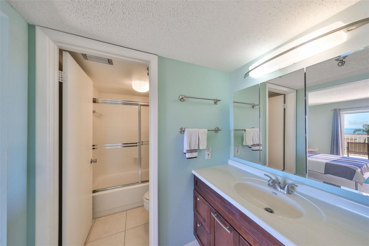 7430 Sunshine Skyway Lane S, Unit 403, Saint Petersburg, FL 33711 Photo