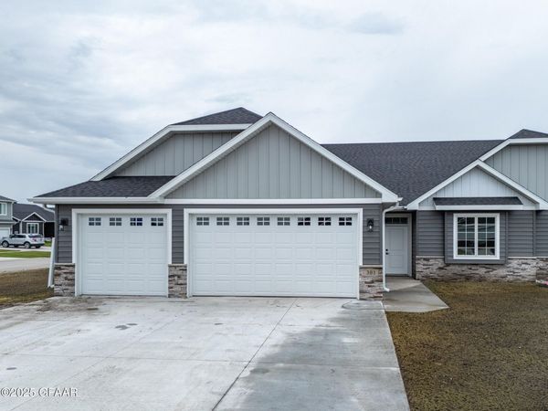 457 CROMWELL DR, Grand Forks, ND 58201