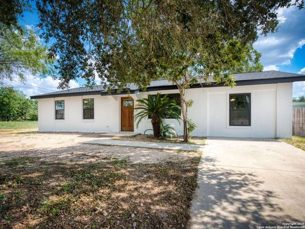 511 5th, Natalia, TX 78059