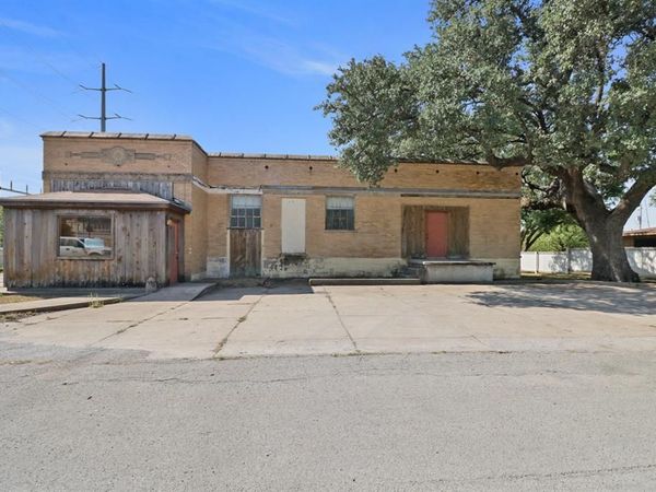 801 S Santa Fe Street, Santa Anna, TX 76878